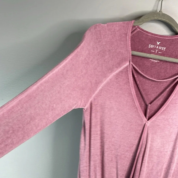 AMERICAN EAGLE Soft & Sexy Twist Surplice Hem Shirt Mauve Cutout V-Neck Size S - Picture 3 of 9